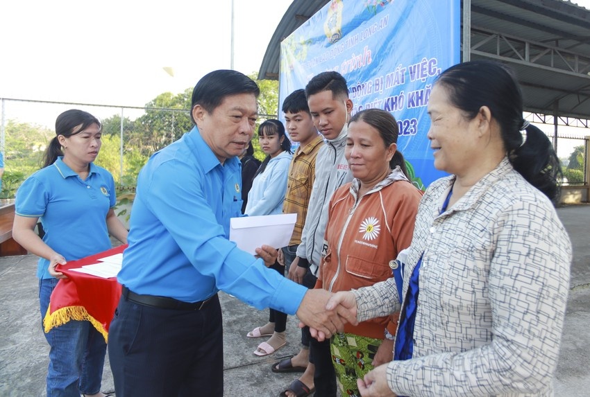 Công đoàn Long An hỗ trợ đoàn viên, NLĐ khó khăn, mất việc vì giảm đơn hàng Công đoàn Long An hỗ trợ đoàn viên, NLĐ khó khăn, mất việc vì giảm đơn hàng