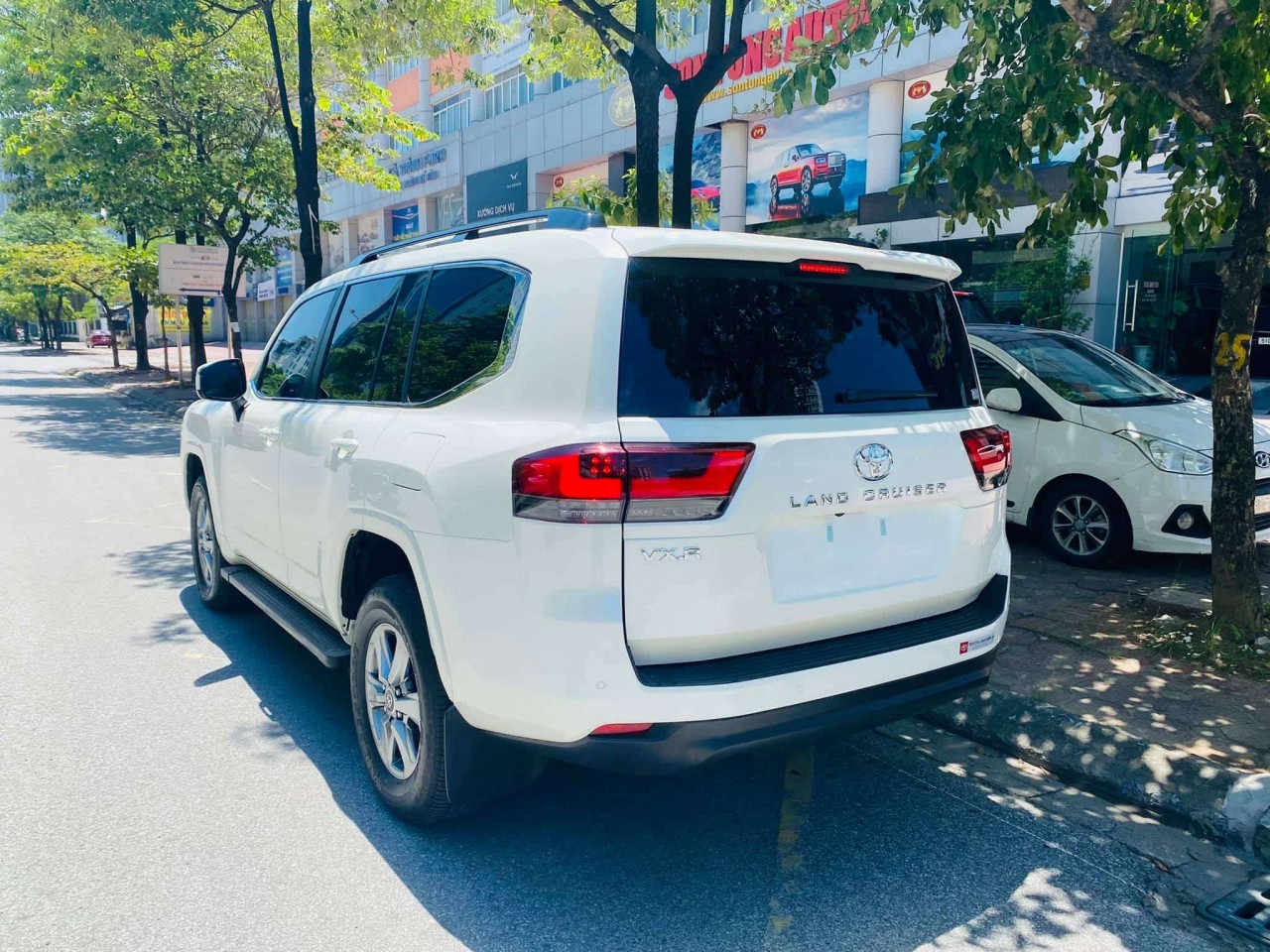 Toyota Land Cruiser 300 2023 âm thầm tăng giá tại Việt Nam