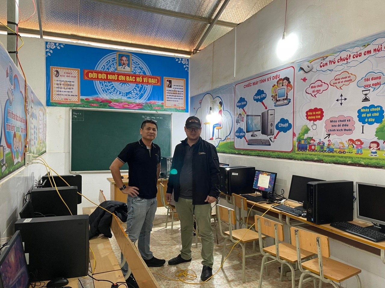 Trao tặng 26 bộ máy tính cho trường Tiểu học Tri Lễ 4 tại chương trình Sưởi ấm bản cao 2023 Trao tặng 26 bộ máy tính cho trường Tiểu học Tri Lễ 4 tại chương trình Sưởi ấm bản cao 2023