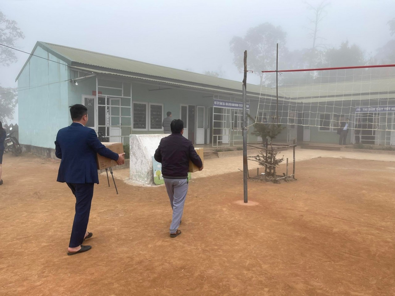 Trao tặng 26 bộ máy tính cho trường Tiểu học Tri Lễ 4 tại chương trình Sưởi ấm bản cao 2023