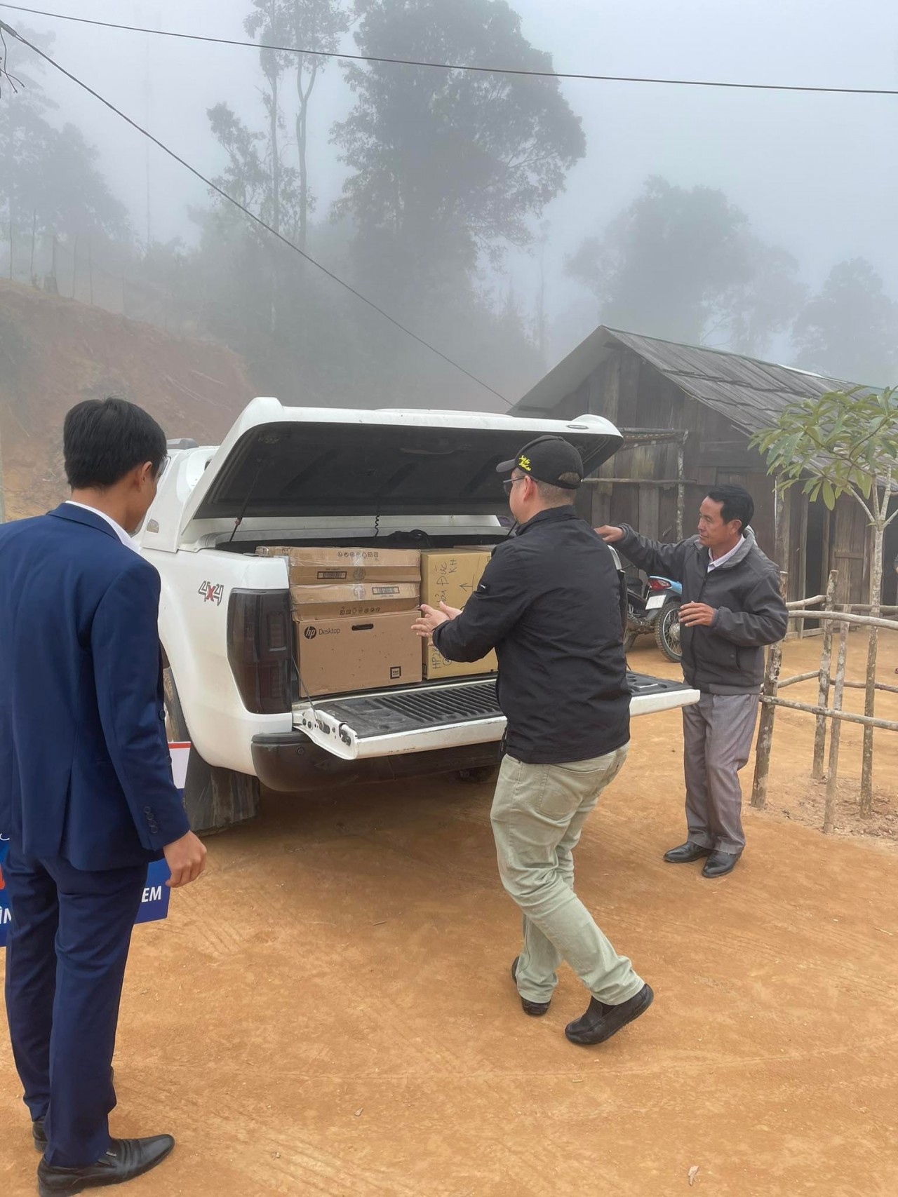 Trao tặng 26 bộ máy tính cho trường Tiểu học Tri Lễ 4 tại chương trình Sưởi ấm bản cao 2023