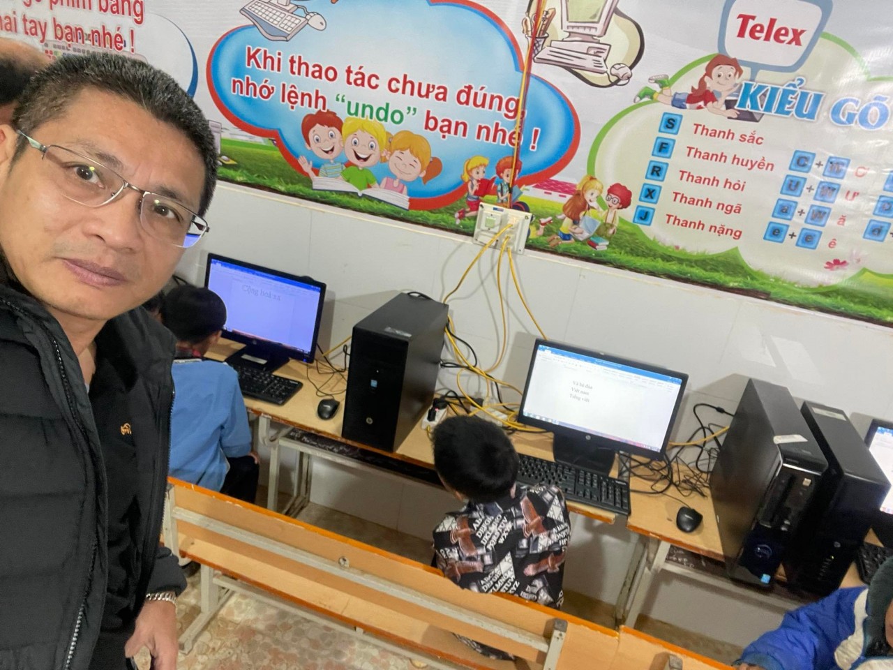 Trao tặng 26 bộ máy tính cho trường Tiểu học Tri Lễ 4 tại chương trình Sưởi ấm bản cao 2023