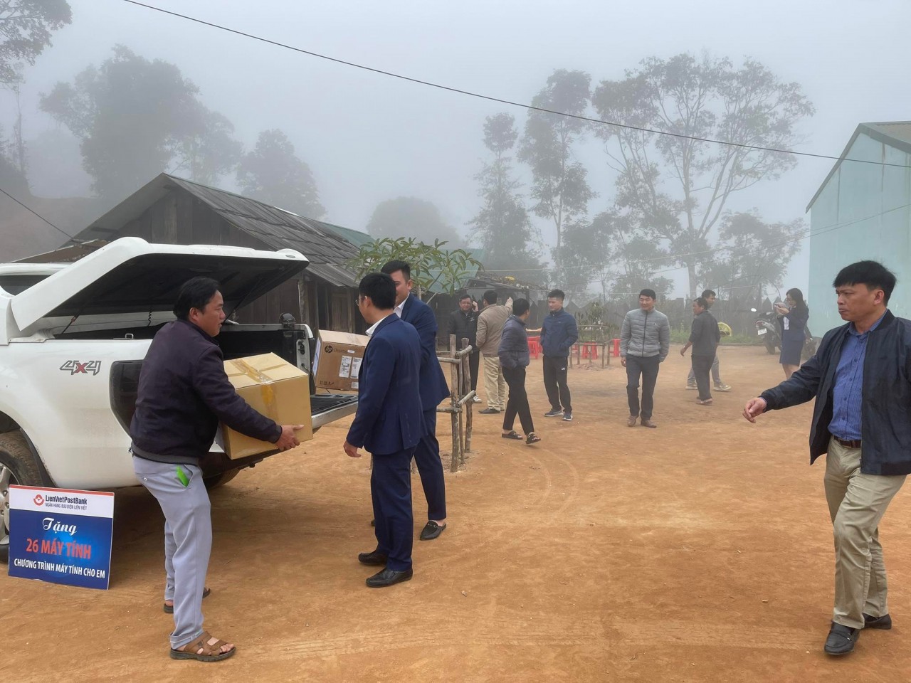 Trao tặng 26 bộ máy tính cho trường Tiểu học Tri Lễ 4 tại chương trình Sưởi ấm bản cao 2023