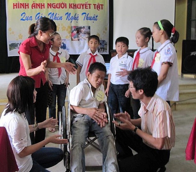 Thăm thẳm đường đến lớp