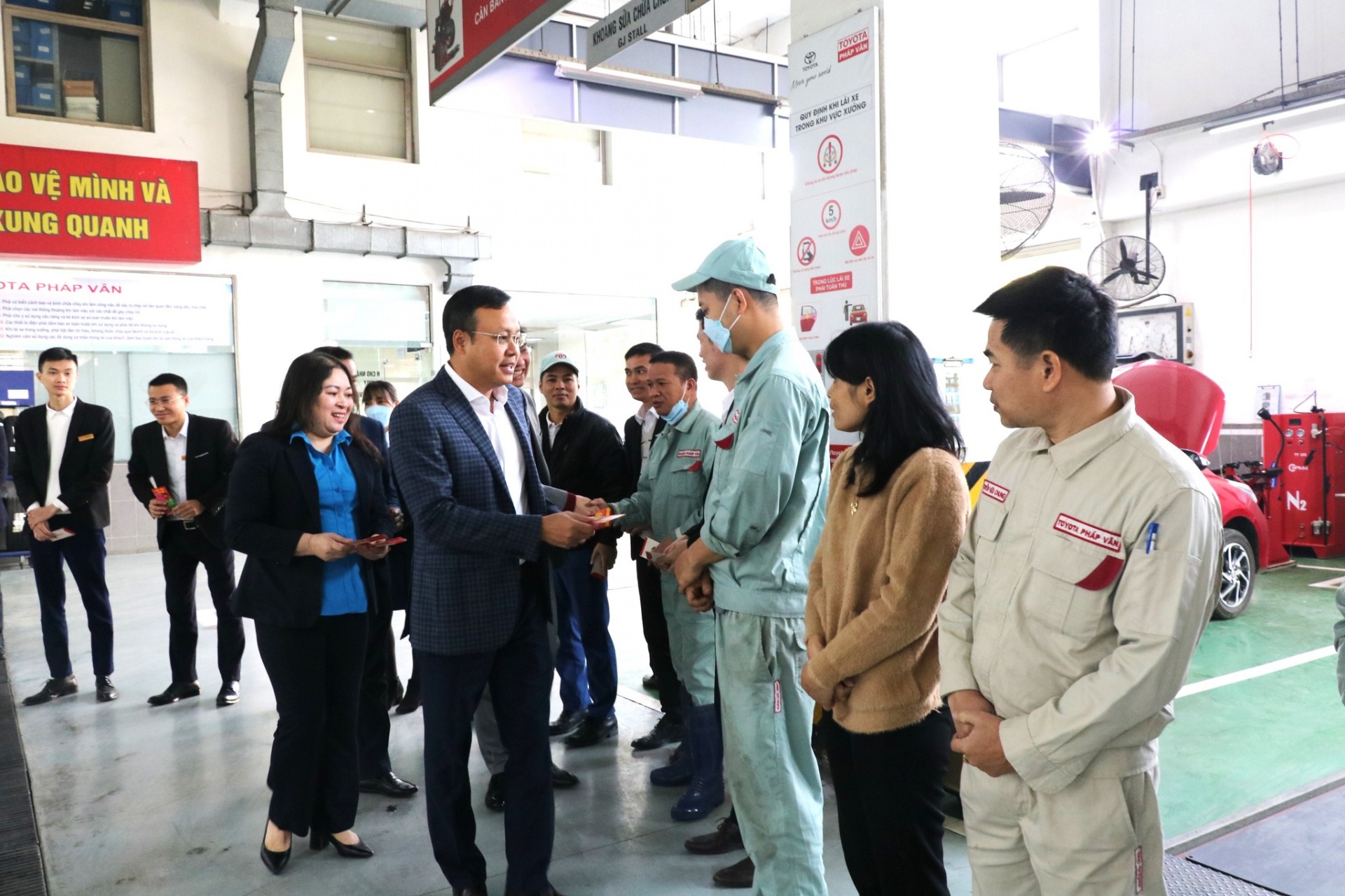 Công đoàn Hà Nội tiếp tục hỗ trợ lao động mất việc Công đoàn Hà Nội tiếp tục hỗ trợ lao động mất việc