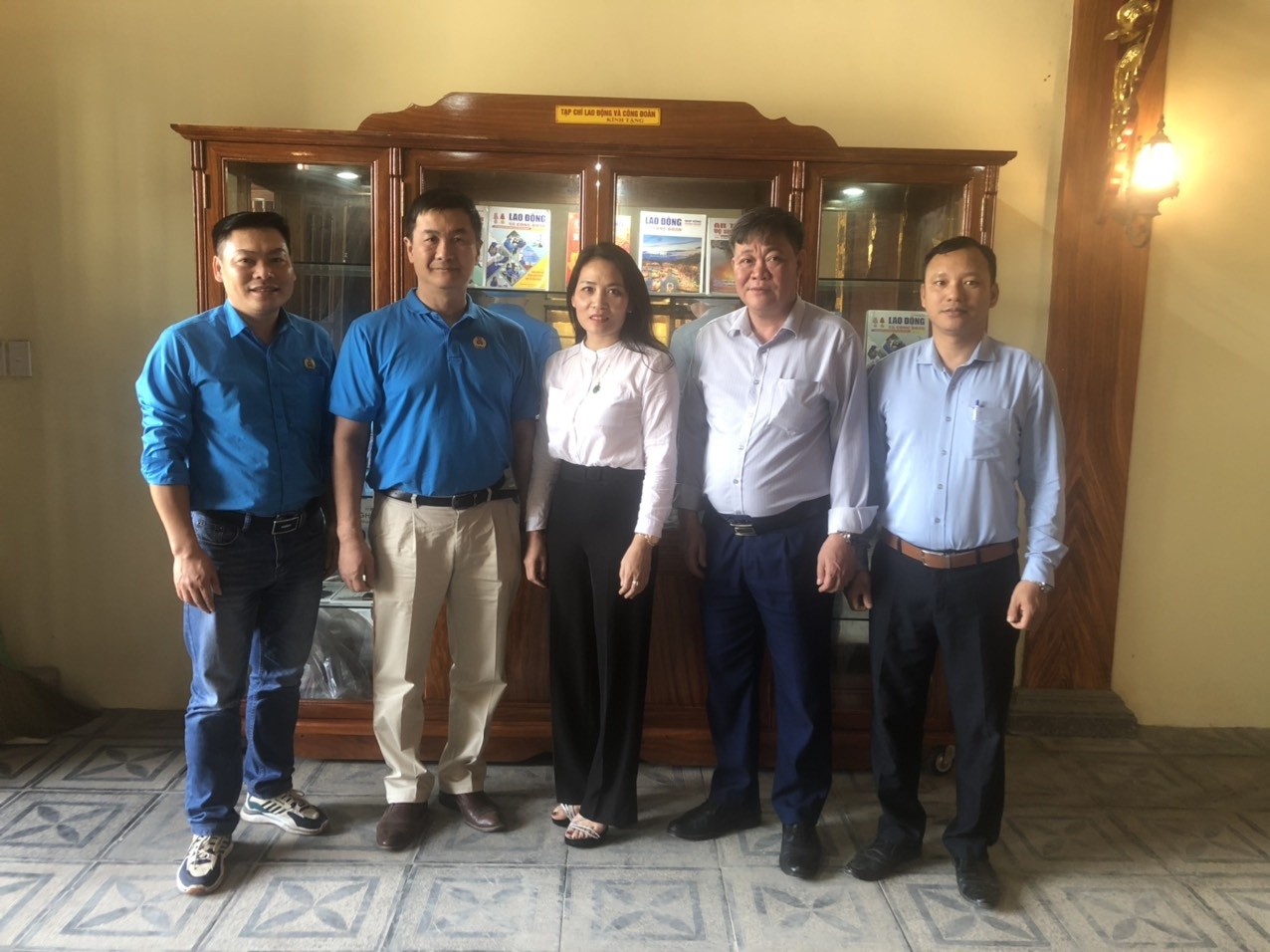 Trao tặng tủ trưng bày tại Khu lưu niệm đồng chí Nguyễn Đức Cảnh Trao tặng tủ trưng bày tại Khu lưu niệm đồng chí Nguyễn Đức Cảnh