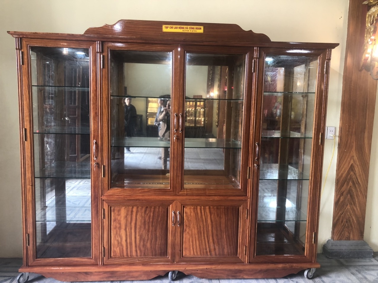 Trao tặng tủ trưng bày tại Khu lưu niệm đồng chí Nguyễn Đức Cảnh Trao tặng tủ trưng bày tại Khu lưu niệm đồng chí Nguyễn Đức Cảnh