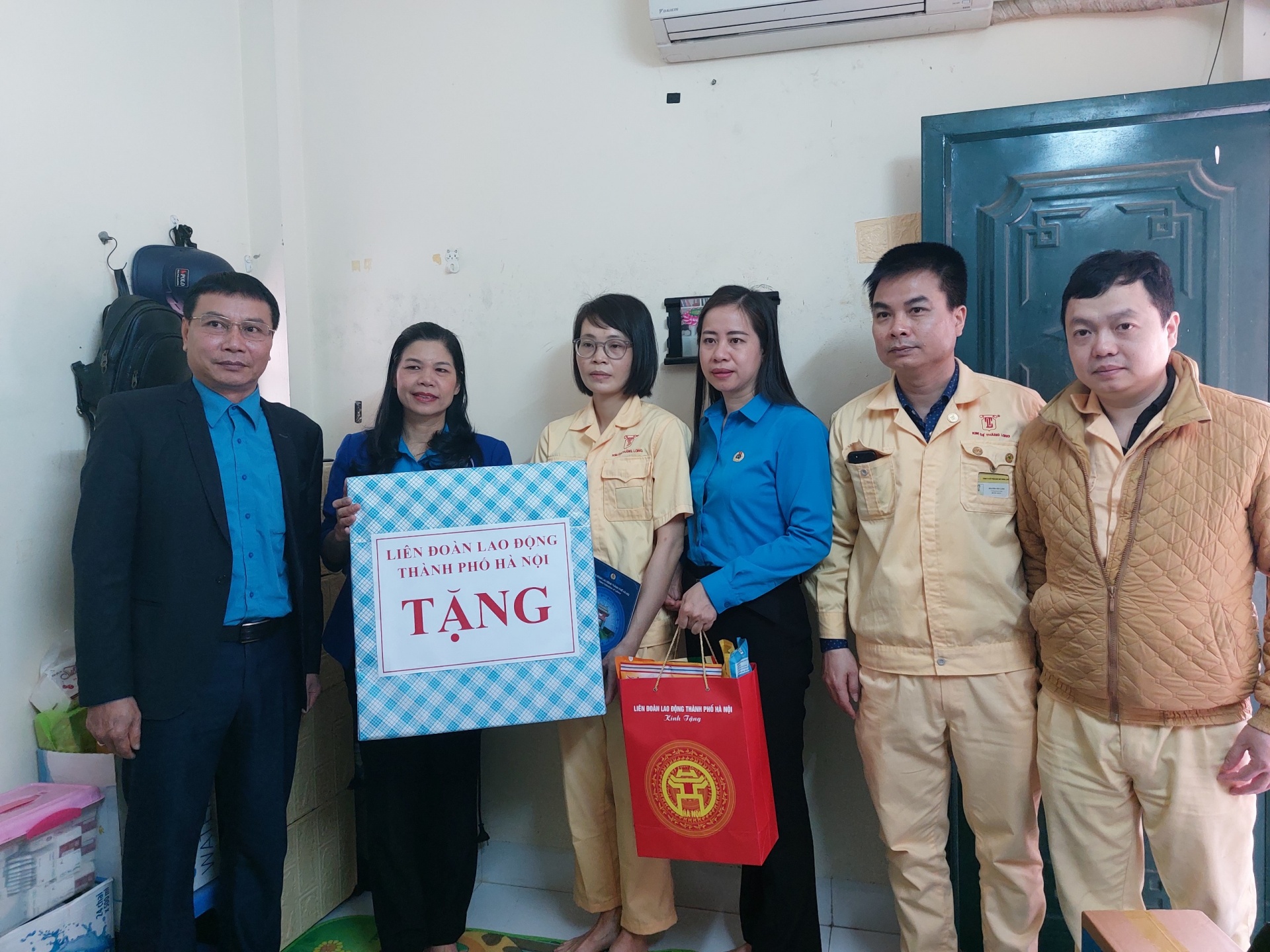 Gửi yêu thương đến nữ công nhân lao động có hoàn cảnh khó khăn Gửi yêu thương đến nữ công nhân lao động có hoàn cảnh khó khăn