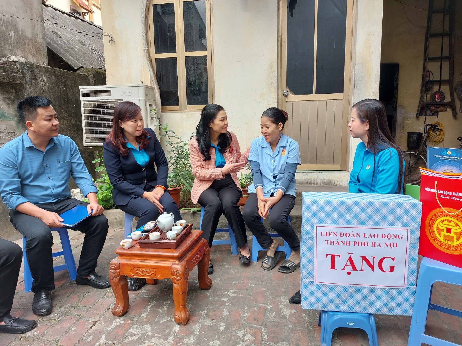 Gửi yêu thương đến nữ công nhân lao động có hoàn cảnh khó khăn Gửi yêu thương đến nữ công nhân lao động có hoàn cảnh khó khăn