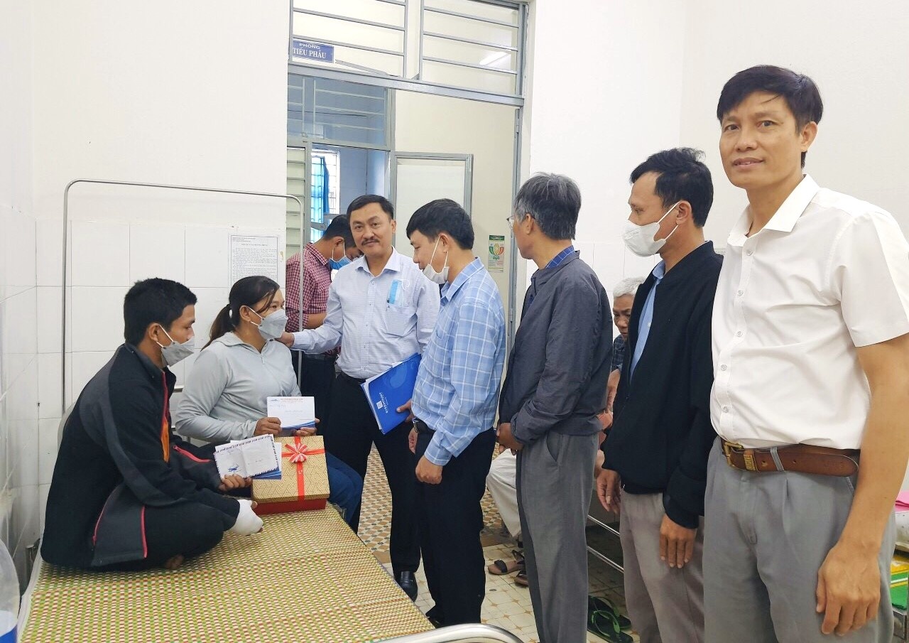 Đà Nẵng: Công đoàn thăm hỏi, động viên 2 nữ nhân viên gác chắn tàu bị hành hung Đà Nẵng: Công đoàn thăm hỏi, động viên 2 nữ nhân viên gác chắn tàu bị hành hung