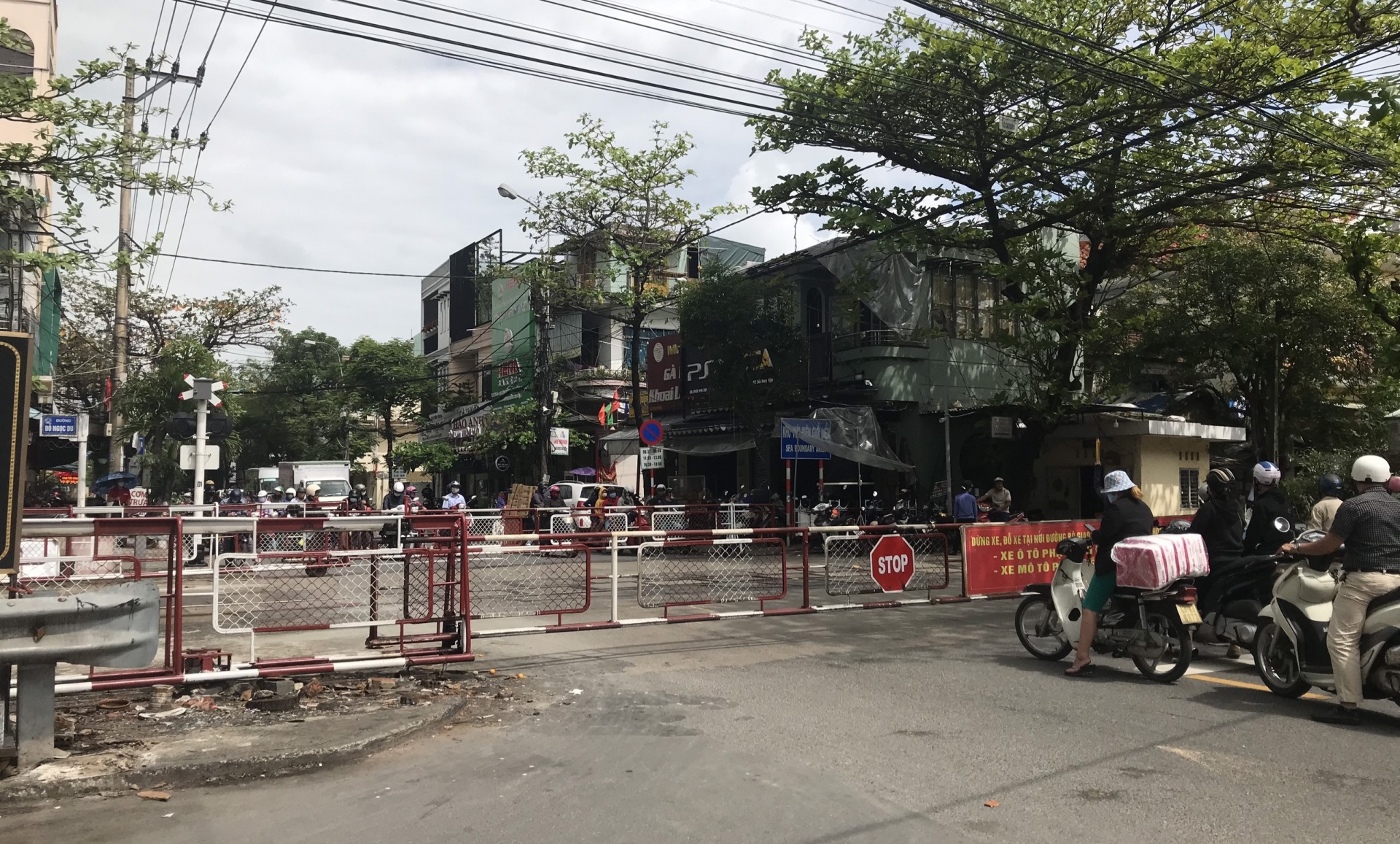 Đà Nẵng: Công đoàn thăm hỏi, động viên 2 nữ nhân viên gác chắn tàu bị hành hung Đà Nẵng: Công đoàn thăm hỏi, động viên 2 nữ nhân viên gác chắn tàu bị hành hung