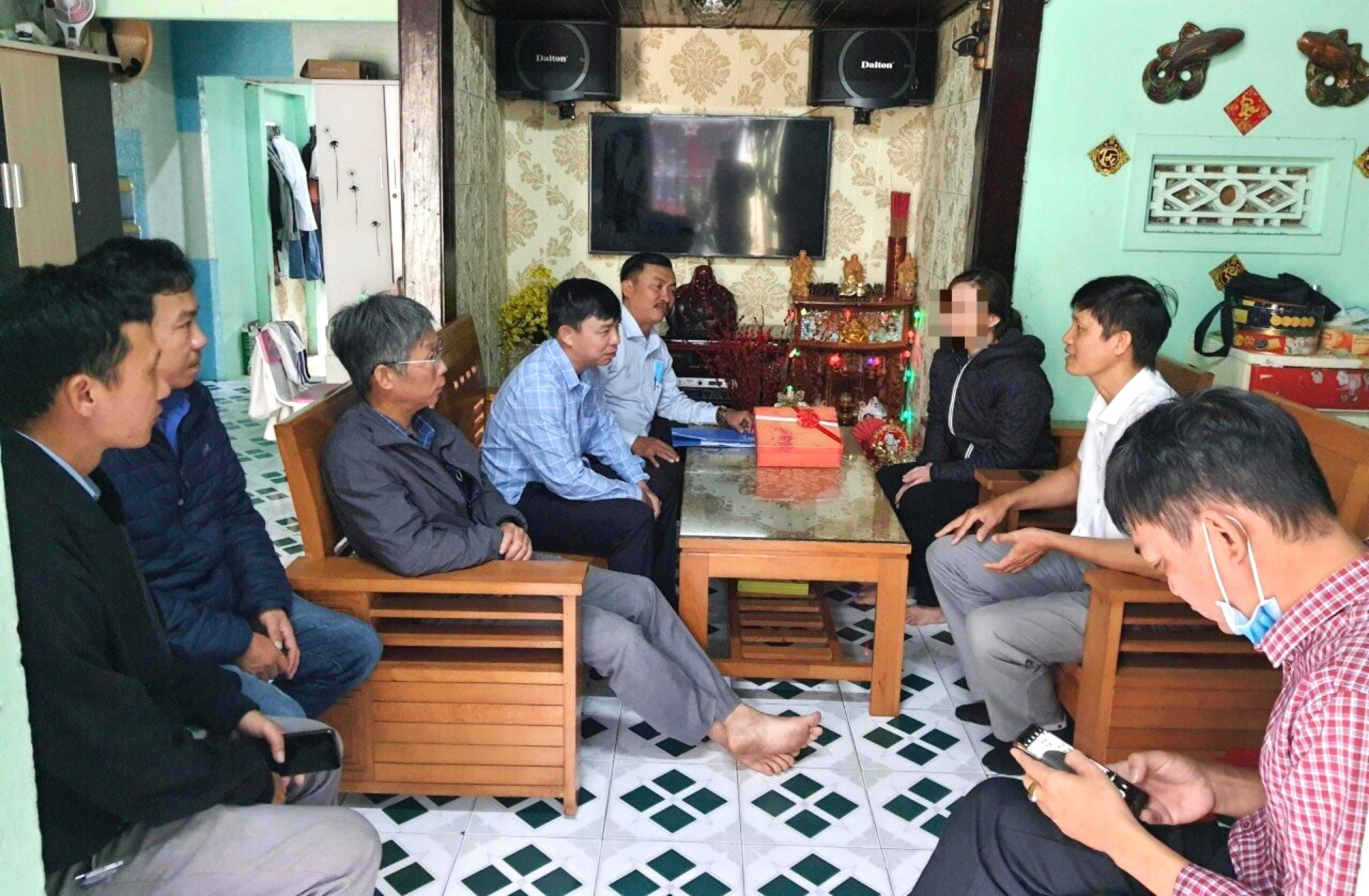 Đà Nẵng: Công đoàn thăm hỏi, động viên 2 nữ nhân viên gác chắn tàu bị hành hung Đà Nẵng: Công đoàn thăm hỏi, động viên 2 nữ nhân viên gác chắn tàu bị hành hung