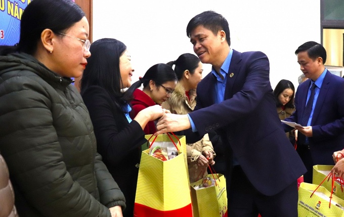 1.300 doanh nghiệp gặp khó, hơn 546.000 người lao động bị giảm giờ làm 1.300 doanh nghiệp gặp khó, hơn 546.000 người lao động bị giảm giờ làm