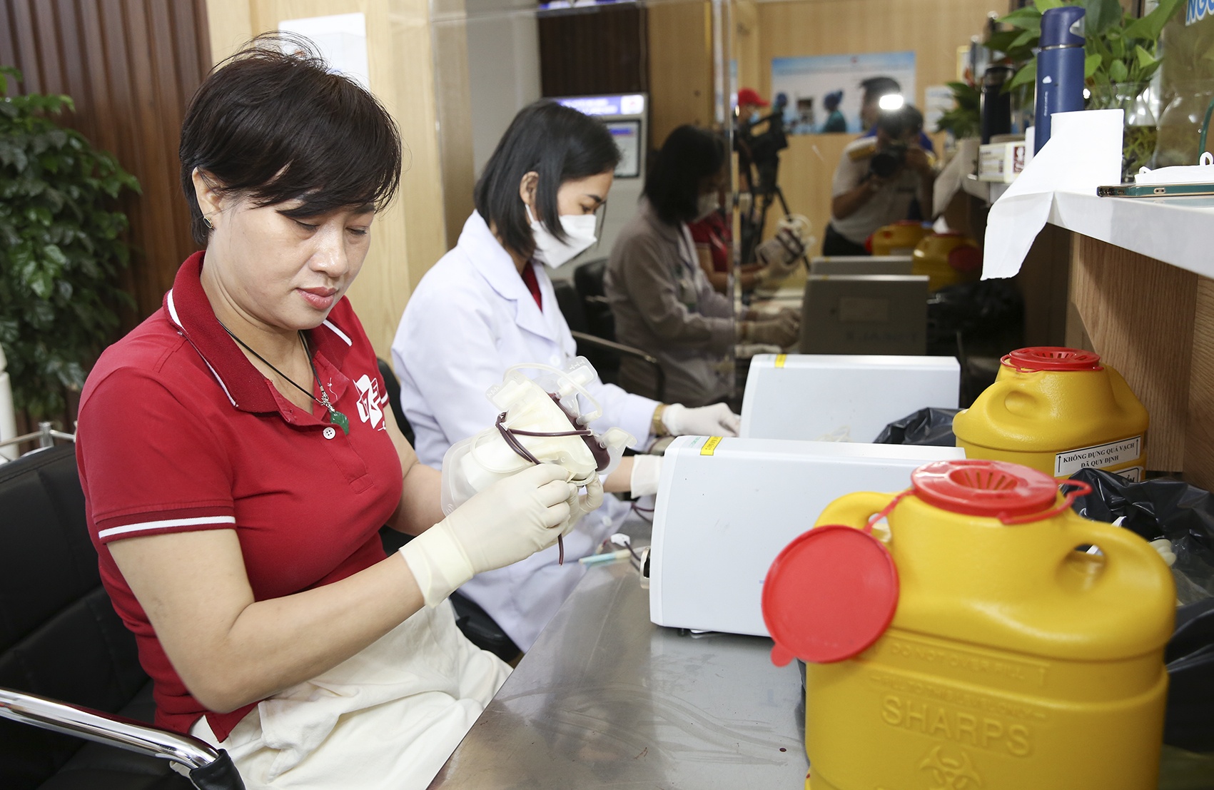 Người lao động Tân cảng Sài Gòn hiến giọt máu yêu thương Người lao động Tân cảng Sài Gòn hiến giọt máu yêu thương