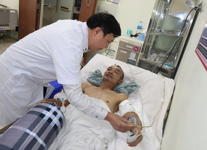 Người đàn ông bị đứt rời cánh tay sau khi ngã giàn giáo Người đàn ông bị đứt rời cánh tay sau khi ngã giàn giáo