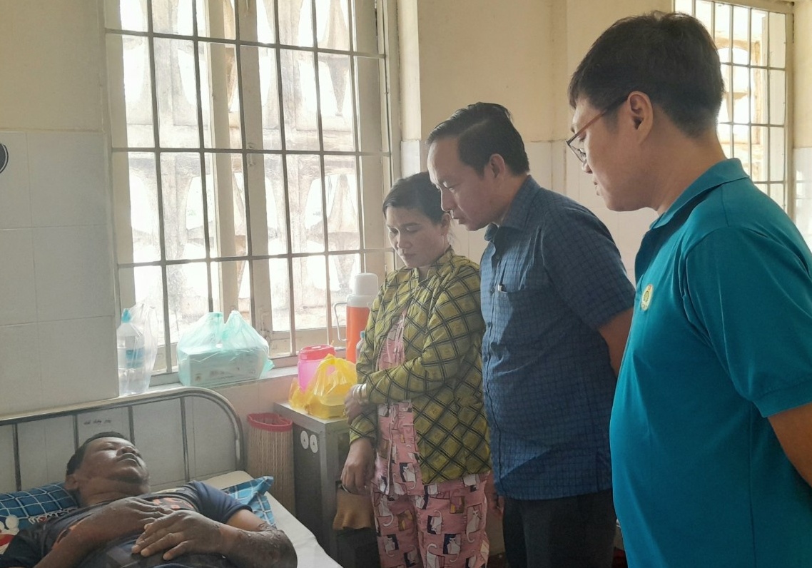 Nhiều công nhân nghèo nhận hỗ trợ từ "Quỹ hỗ trợ CNLĐ có hoàn cảnh đặc biệt khó khăn"