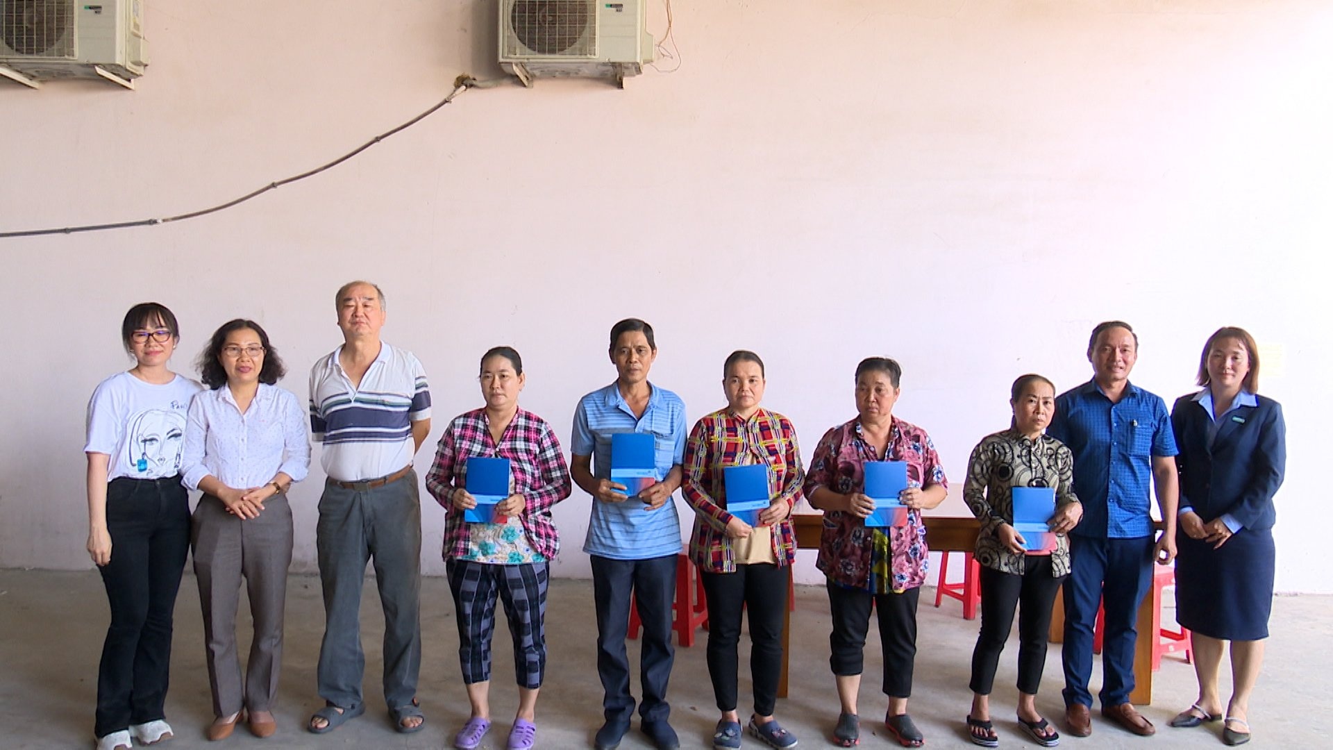 Nhiều công nhân nghèo nhận hỗ trợ từ Nhiều công nhân nghèo nhận hỗ trợ từ