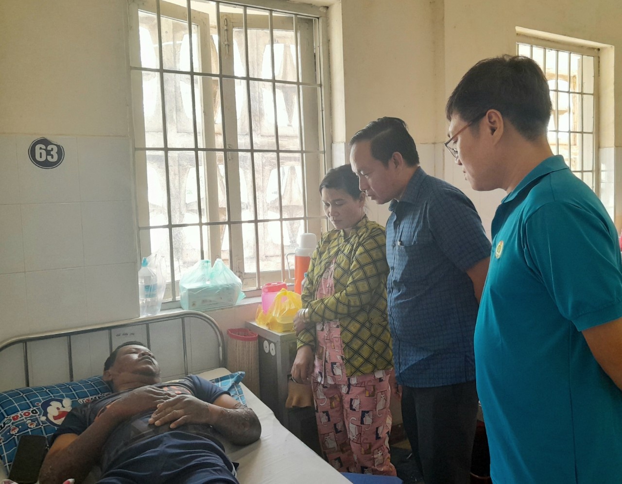 Nhiều công nhân nghèo nhận hỗ trợ từ Nhiều công nhân nghèo nhận hỗ trợ từ