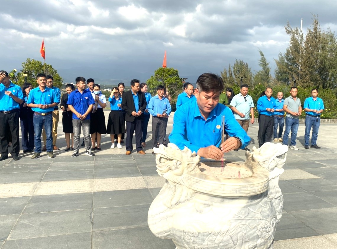 20 năm sát cánh với đoàn viên, NLĐ để xây dựng công đoàn vững mạnh 20 năm sát cánh với đoàn viên, NLĐ để xây dựng công đoàn vững mạnh