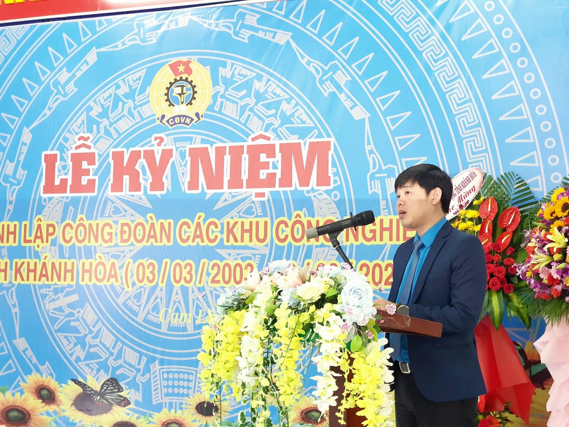 20 năm sát cánh với đoàn viên, NLĐ để xây dựng công đoàn vững mạnh 20 năm sát cánh với đoàn viên, NLĐ để xây dựng công đoàn vững mạnh