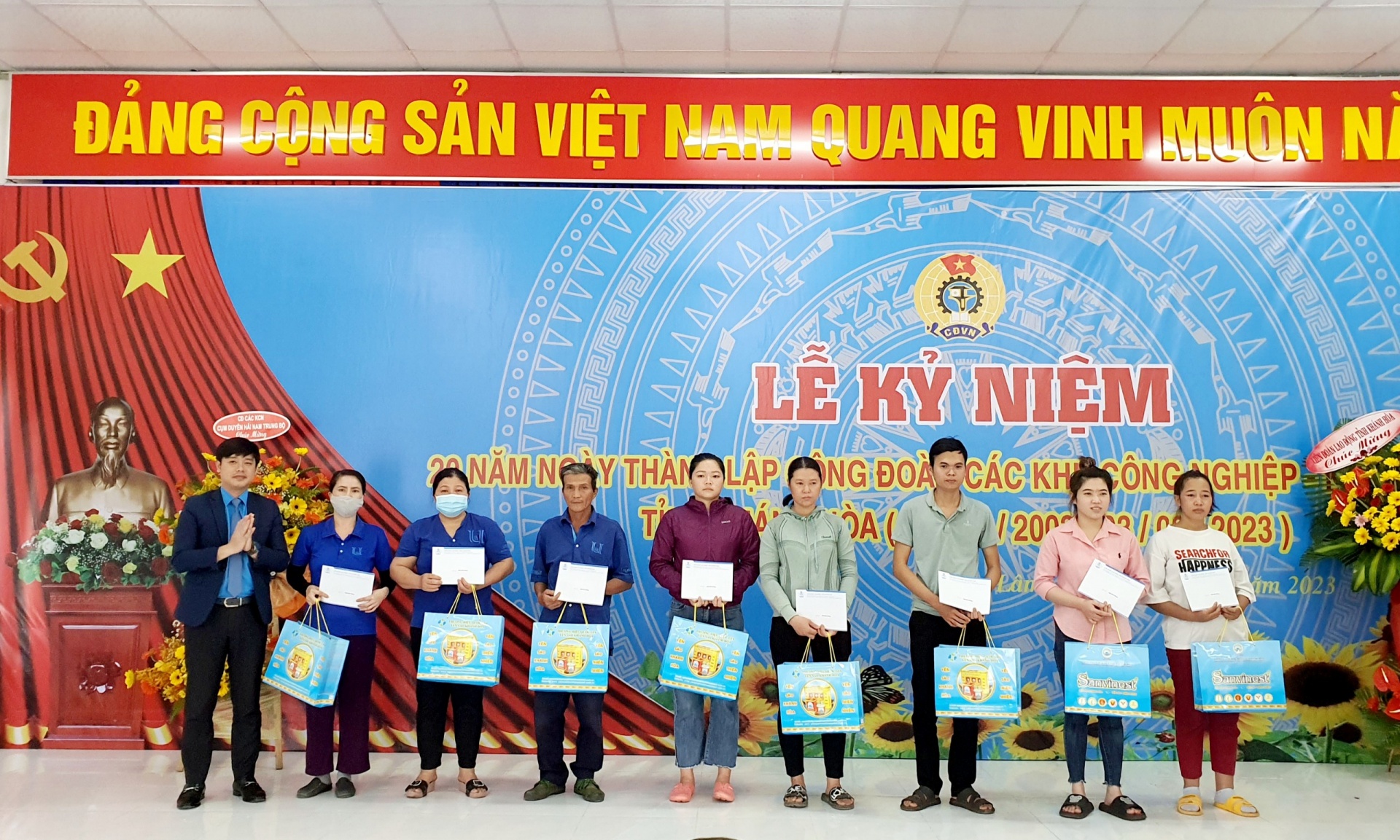 20 năm sát cánh với đoàn viên, NLĐ để xây dựng công đoàn vững mạnh 20 năm sát cánh với đoàn viên, NLĐ để xây dựng công đoàn vững mạnh