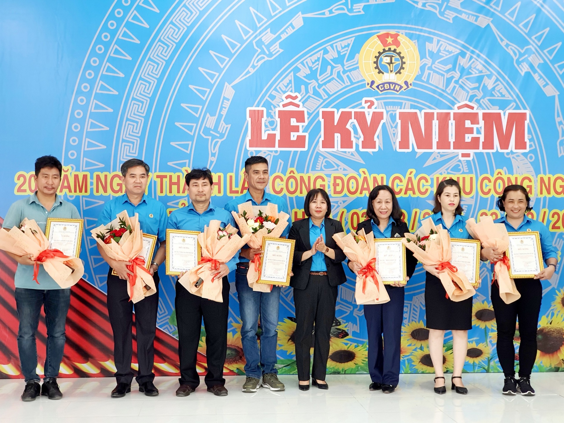 20 năm sát cánh với đoàn viên, NLĐ để xây dựng công đoàn vững mạnh 20 năm sát cánh với đoàn viên, NLĐ để xây dựng công đoàn vững mạnh