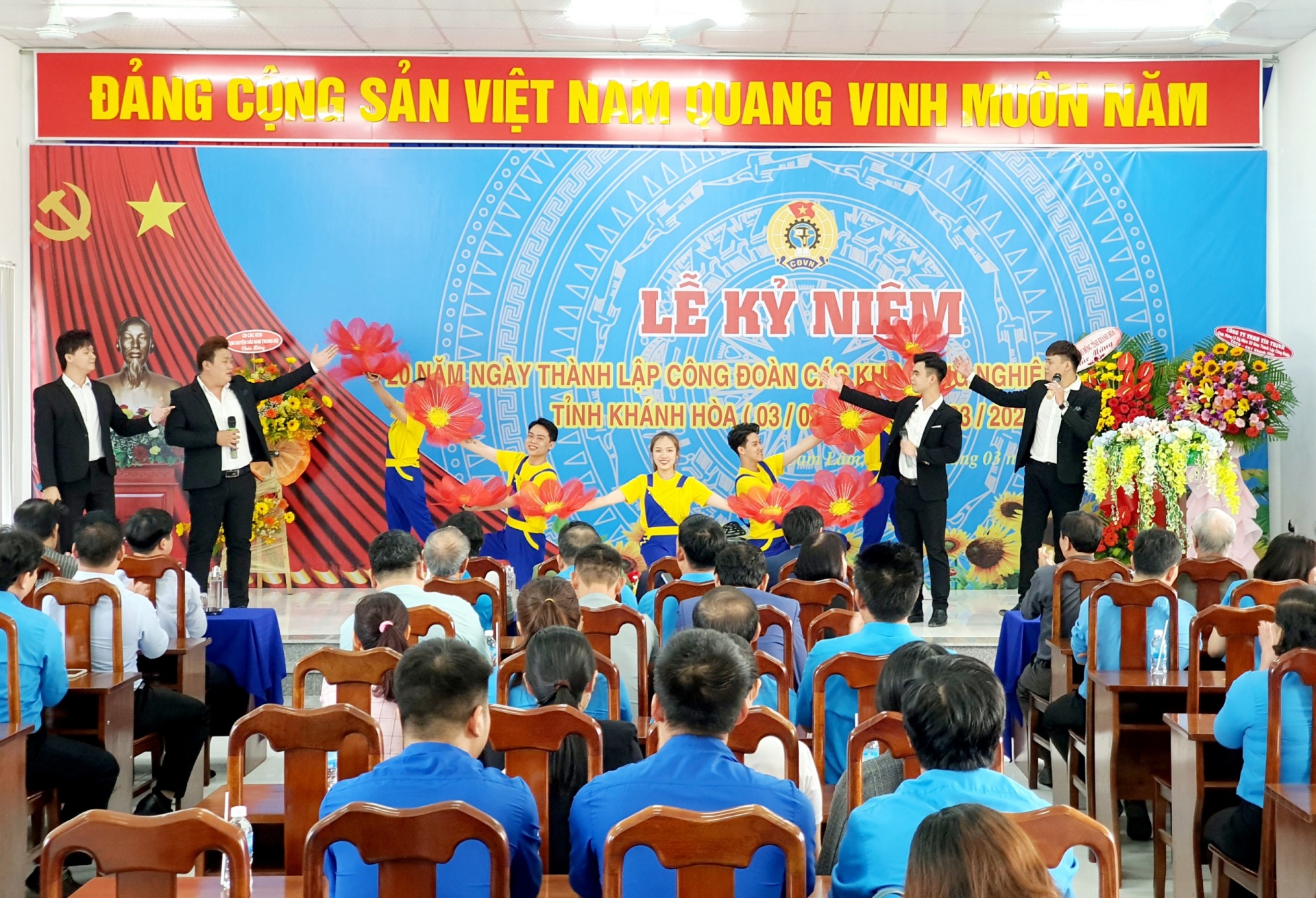 20 năm sát cánh với đoàn viên, NLĐ để xây dựng công đoàn vững mạnh 20 năm sát cánh với đoàn viên, NLĐ để xây dựng công đoàn vững mạnh