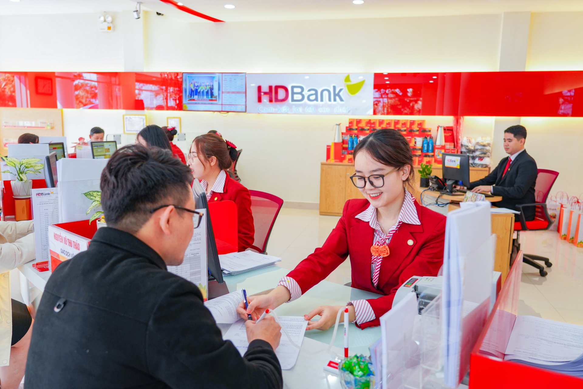 Gửi tiết kiệm tại HDBank, nữ khách hàng ở Hà Nội trúng 1 tỷ đồng Gửi tiết kiệm tại HDBank, nữ khách hàng ở Hà Nội trúng 1 tỷ đồng
