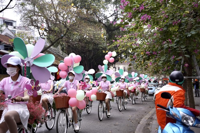 Roadshow siêu ấn tượng: Chở cả tuổi thơ gây thương nhớ khắp phố phường ảnh 1