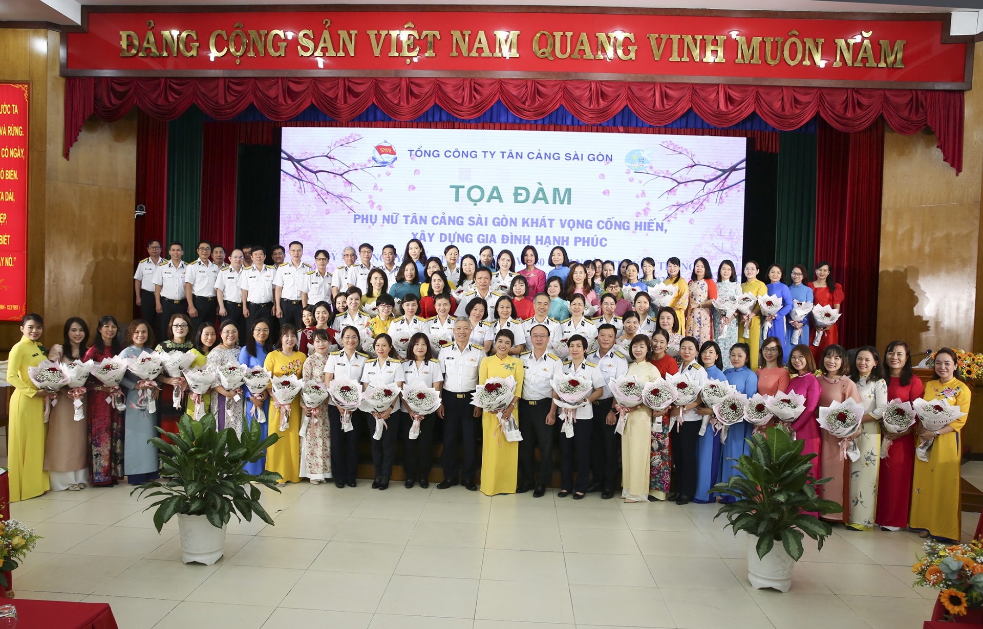 Phụ nữ Tân cảng Sài Gòn khát vọng cống hiến, xây dựng gia đình hạnh phúc Phụ nữ Tân cảng Sài Gòn khát vọng cống hiến, xây dựng gia đình hạnh phúc