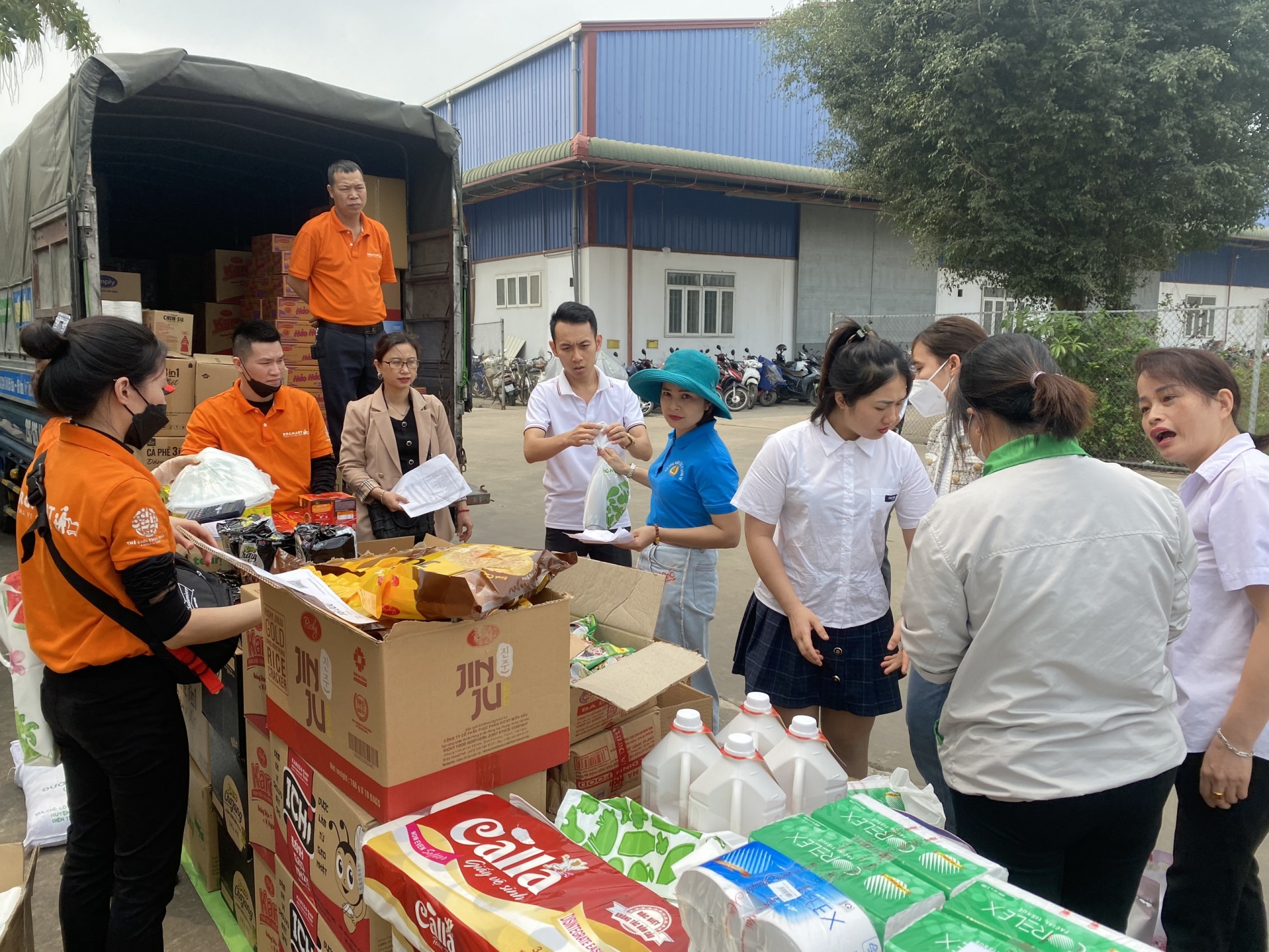 Xe “Siêu thị đoàn viên Công đoàn” đến với người lao động ngành Dệt may Xe “Siêu thị đoàn viên Công đoàn” đến với người lao động ngành Dệt may