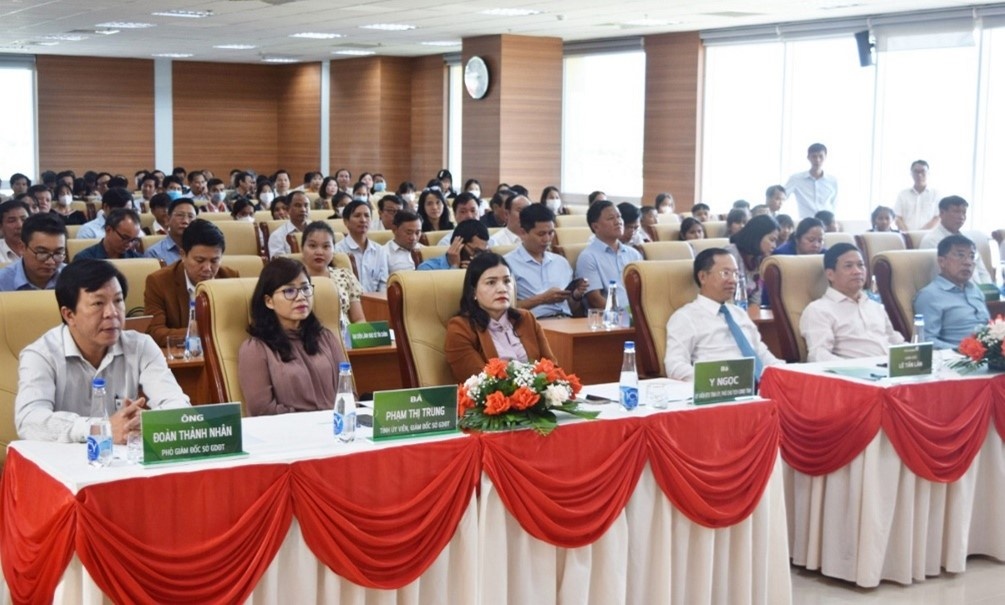 Ngân hàng TMCP Ngoại thương Việt Nam bàn giao thiết bị máy tính cho HS tỉnh Kon Tum Ngân hàng TMCP Ngoại thương Việt Nam bàn giao thiết bị máy tính cho HS tỉnh Kon Tum