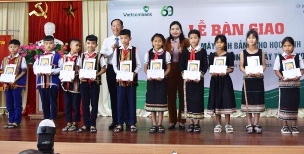 Ngân hàng TMCP Ngoại thương Việt Nam bàn giao thiết bị máy tính cho HS tỉnh Kon Tum Ngân hàng TMCP Ngoại thương Việt Nam bàn giao thiết bị máy tính cho HS tỉnh Kon Tum