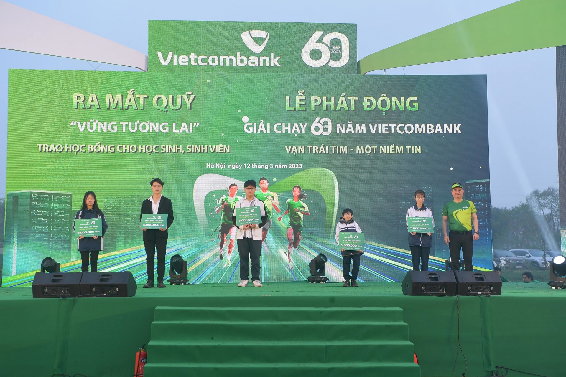 Các thành viên Ban lãnh đạo Vietcombank thực hiện nghi thức ra mắt Quỹ “Vững tương lai” Các thành viên Ban lãnh đạo Vietcombank thực hiện nghi thức ra mắt Quỹ “Vững tương lai”