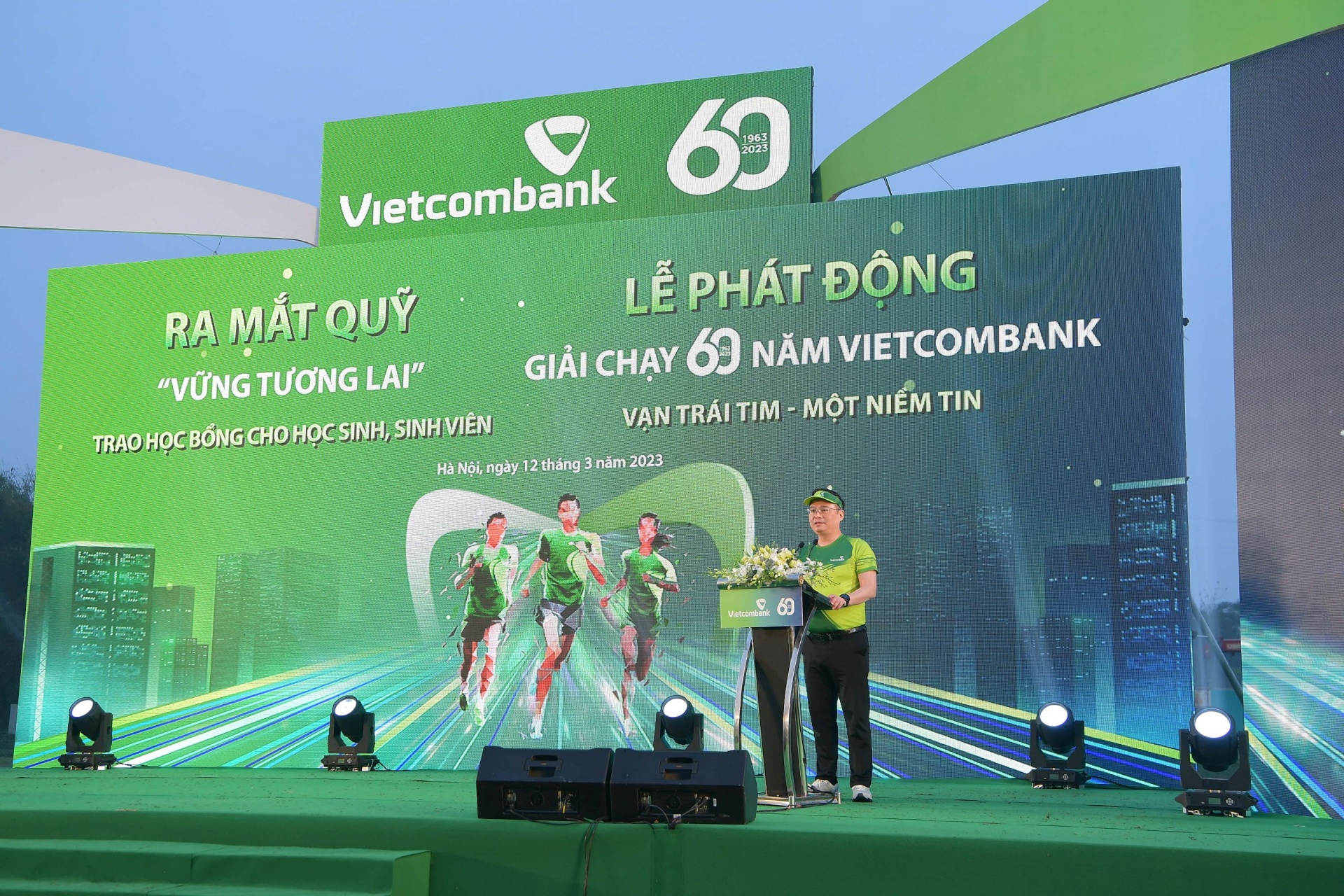 . Ông Nguyễn Thanh Tùng - Thành viên Hội đồng quản trị, Tổng Giám đốc Vietcombank phát biểu khai mạc và phát động giải chạy . Ông Nguyễn Thanh Tùng - Thành viên Hội đồng quản trị, Tổng Giám đốc Vietcombank phát biểu khai mạc và phát động giải chạy