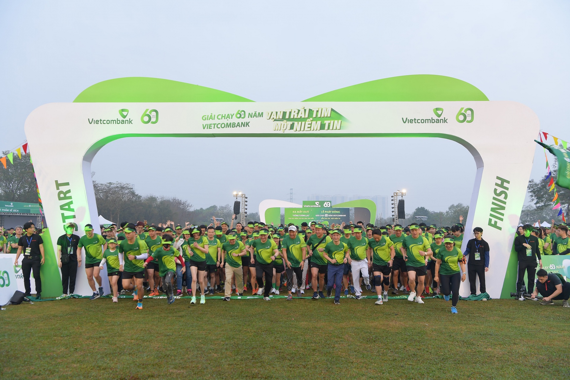 Ban lãnh đạo cùng hơn 3.000 vận động viên là cán bộ, người thân và khách hàng của Vietcombank tại điểm cầu Hà Nội khởi động và tham gia giải chạy 60 năm Vietcombank “Vạn trái tim - Một niềm tin” đóng góp cho Quỹ “Vững tương lai” Ban lãnh đạo cùng hơn 3.000 vận động viên là cán bộ, người thân và khách hàng của Vietcombank tại điểm cầu Hà Nội khởi động và tham gia giải chạy 60 năm Vietcombank “Vạn trái tim - Một niềm tin” đóng góp cho Quỹ “Vững tương lai”