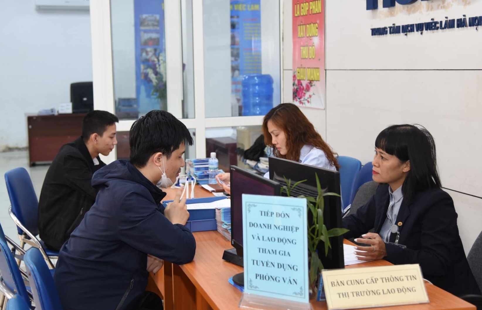 Người lao động cần làm gì khi bị giãn việc, mất việc?