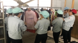 "Chiếc tủ nghĩa tình" - Ấm tình đoàn kết, sẻ chia của người lao động