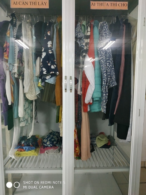 "Chiếc tủ nghĩa tình" - Ấm tình đoàn kết, sẻ chia của người lao động "Chiếc tủ nghĩa tình" - Ấm tình đoàn kết, sẻ chia của người lao động