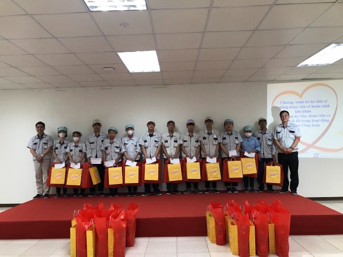 "Chiếc tủ nghĩa tình" - Ấm tình đoàn kết, sẻ chia của người lao động "Chiếc tủ nghĩa tình" - Ấm tình đoàn kết, sẻ chia của người lao động