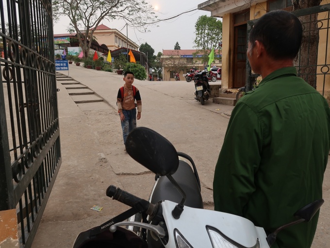 Tương lai gập ghềnh của một con công nhân mồ côi mẹ