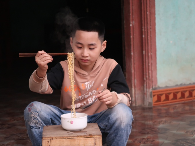 Tương lai gập ghềnh của một con công nhân mồ côi mẹ