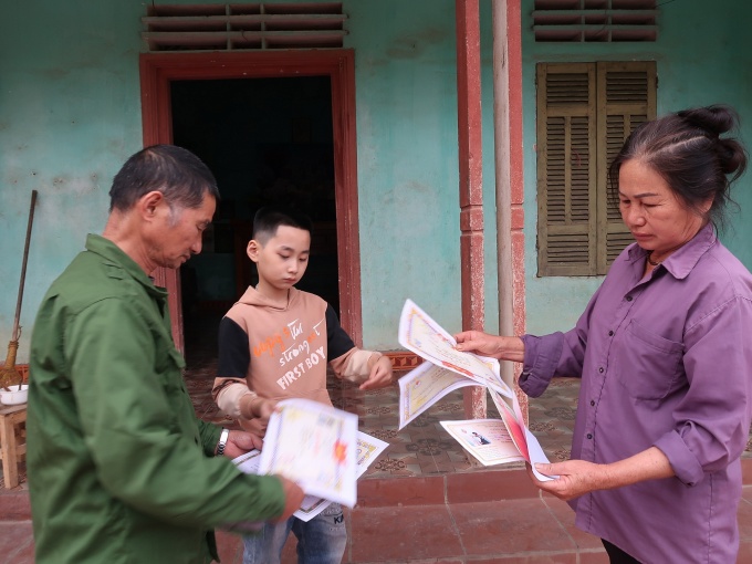 Tương lai gập ghềnh của một con công nhân mồ côi mẹ