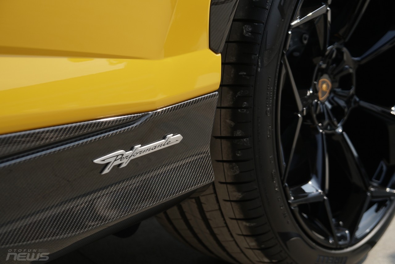 Lamborghini Urus Performante chính hãng có giá 16,5 tỷ đồng