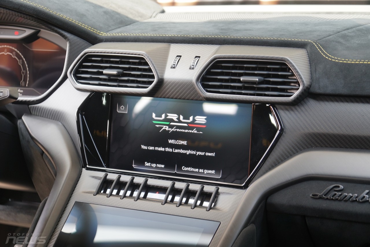 Lamborghini Urus Performante chính hãng có giá 16,5 tỷ đồng