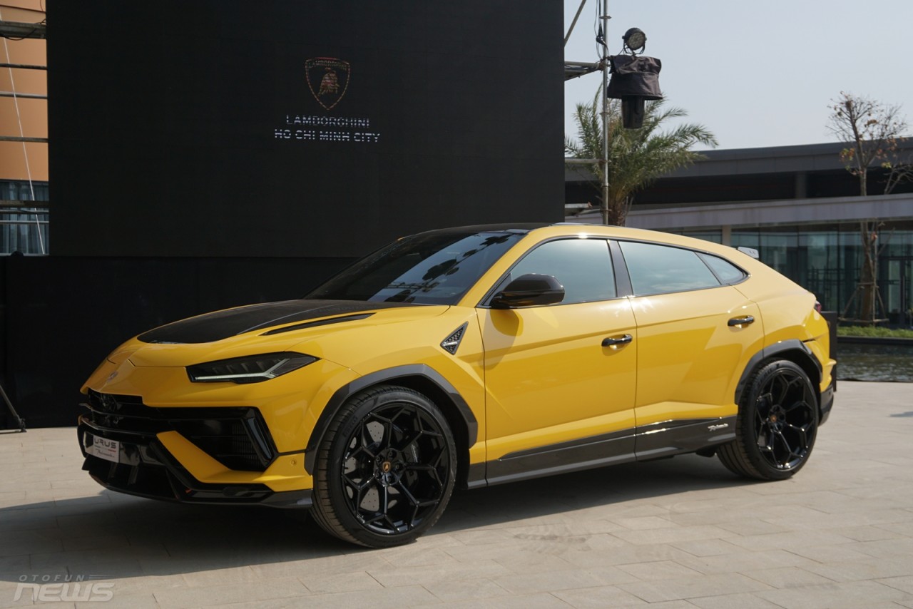 Lamborghini Urus Performante chính hãng có giá 16,5 tỷ đồng