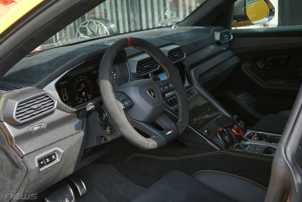 Lamborghini Urus Performante chính hãng có giá 16,5 tỷ đồng