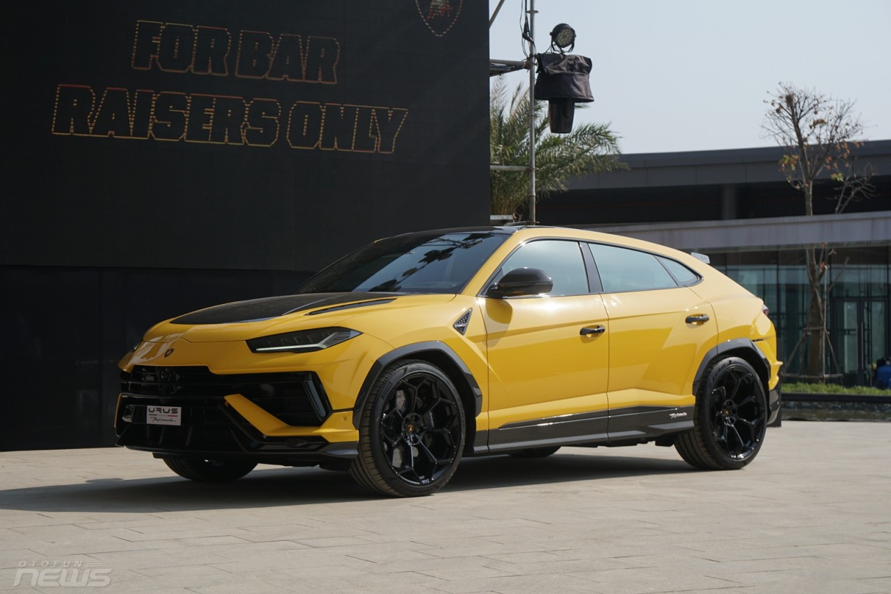Lamborghini Urus Performante chính hãng có giá 16,5 tỷ đồng