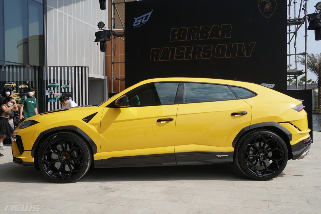 Lamborghini Urus Performante chính hãng có giá 16,5 tỷ đồng