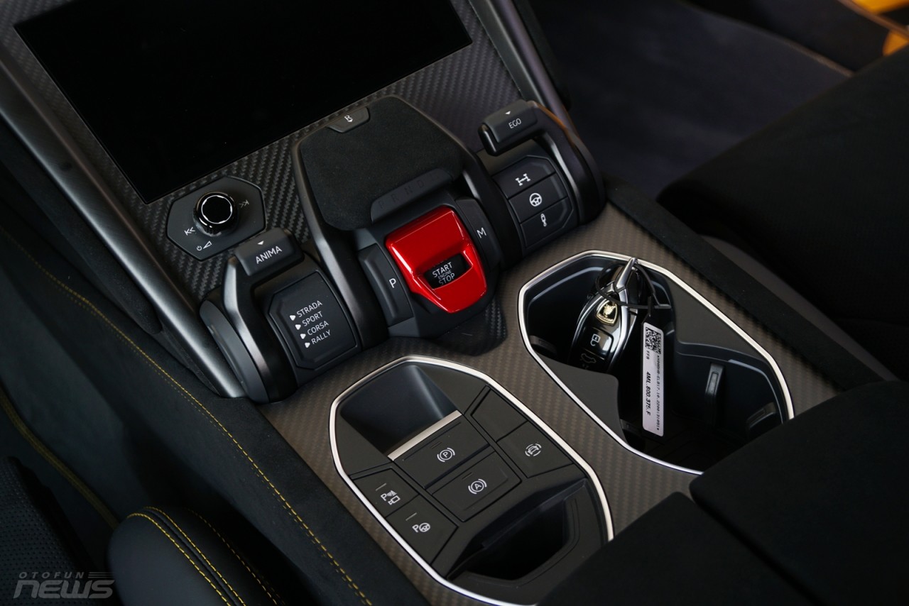 Lamborghini Urus Performante chính hãng có giá 16,5 tỷ đồng